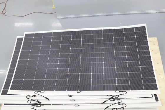 Coeficiente de temperatura de potencia máxima de -0,26% 580W 40V Panel solar monocristalino flexible con revestimiento de mascota pulido