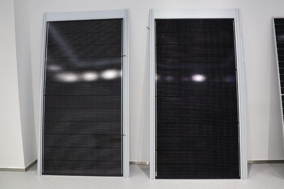 Modulos solares BIPV de acero plano y negro con voltaje de circuito abierto de 48,65 V y potencia máxima de 530 W