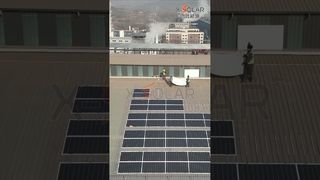 ¿Cómo se "pegan" los módulos flexibles a los tejados curvos? Véalo claramente en una toma continua.